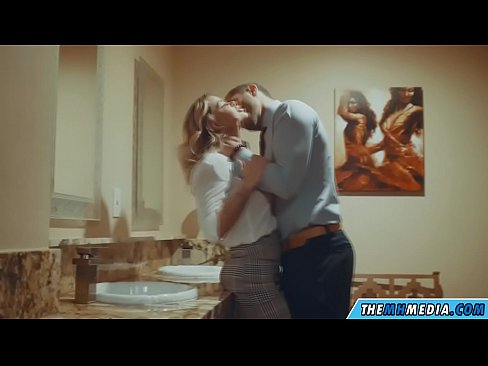 ❤️ Döşlü sarışın sizi ictimai tualetdə aldatdıqda Anal video bizdə ❌️❤